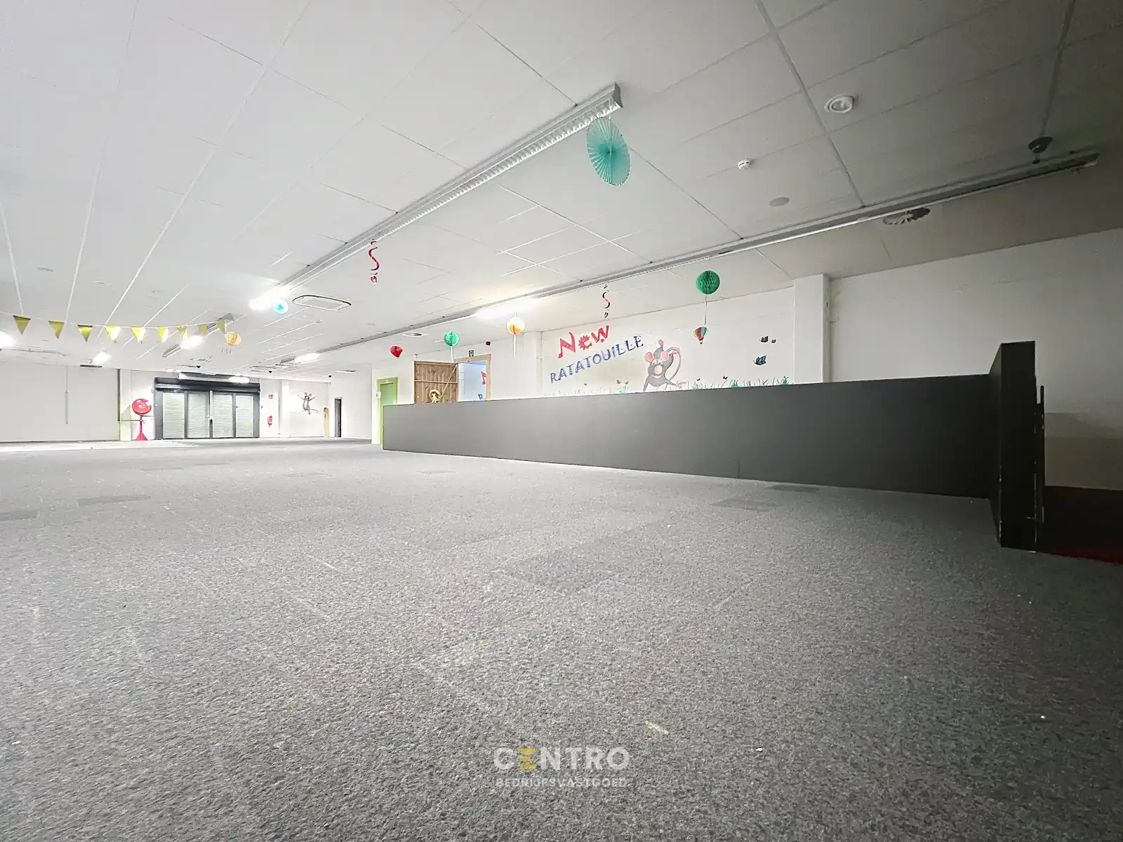Multifunctioneel bedrijfspand (binnenrecreatie, toonzaal, winkel, opslag,...) van 782m² met 40 parkeerplaatsen op eigen terrein te Bavikhove (Harelbeke). foto 17