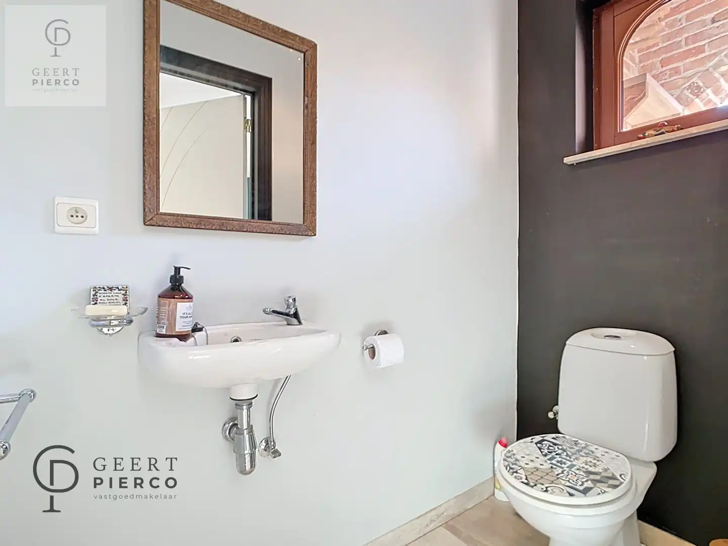 Ruime bungalow met drie slaapkamers en inpandige garage op een perceel van 10a37ca. foto 5