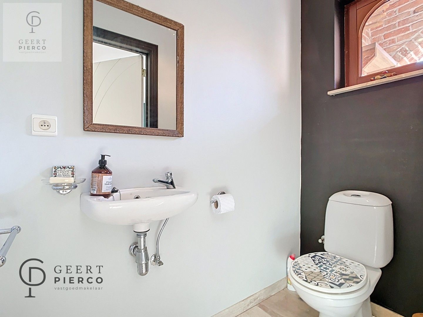 Ruime bungalow met drie slaapkamers en inpandige garage op een perceel van 10a37ca. foto 5