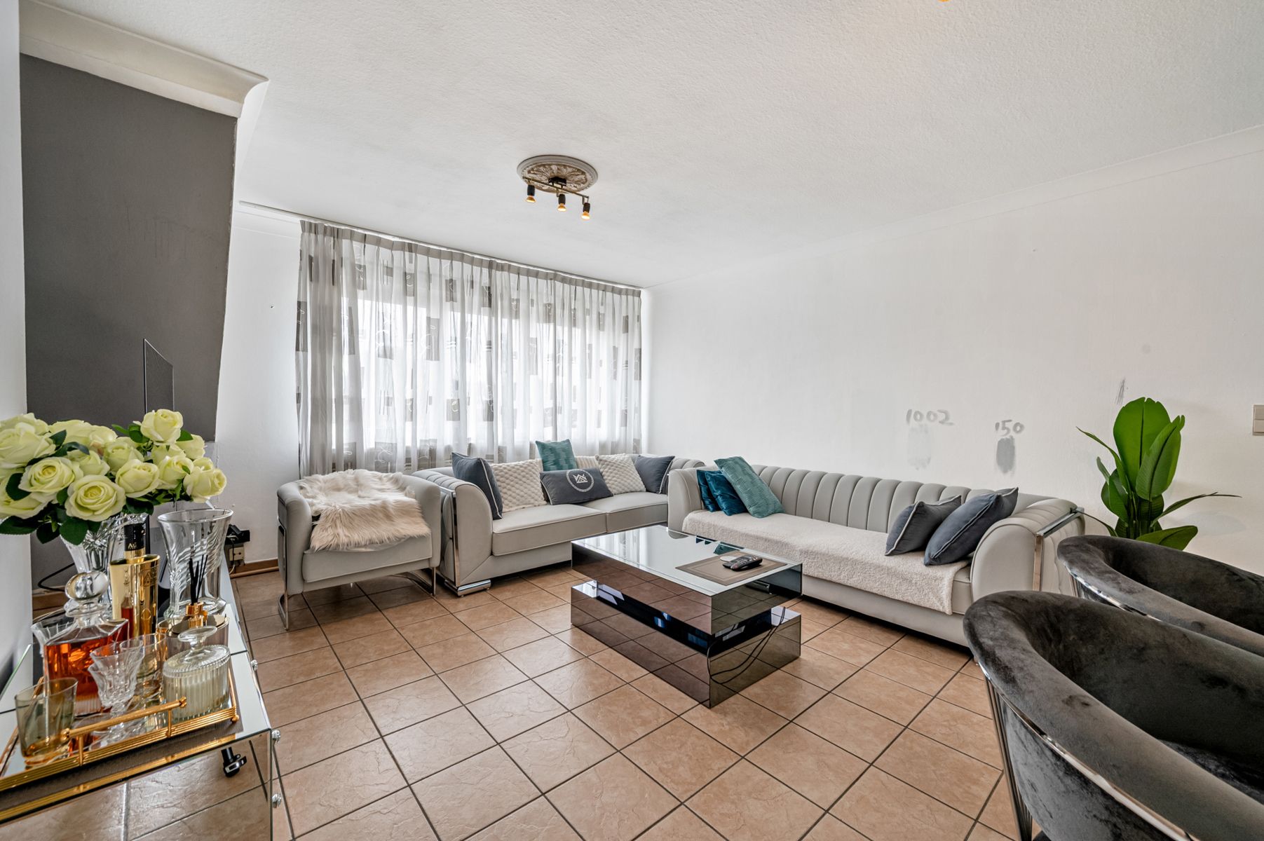 Op te knappen appartement met 2 slaapkamers en terras foto 2