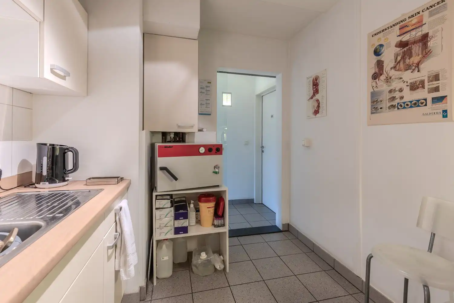 Appartement met drie slaapkamers, momenteel ingericht als dokterspraktijk in Maasmechelen. foto 14