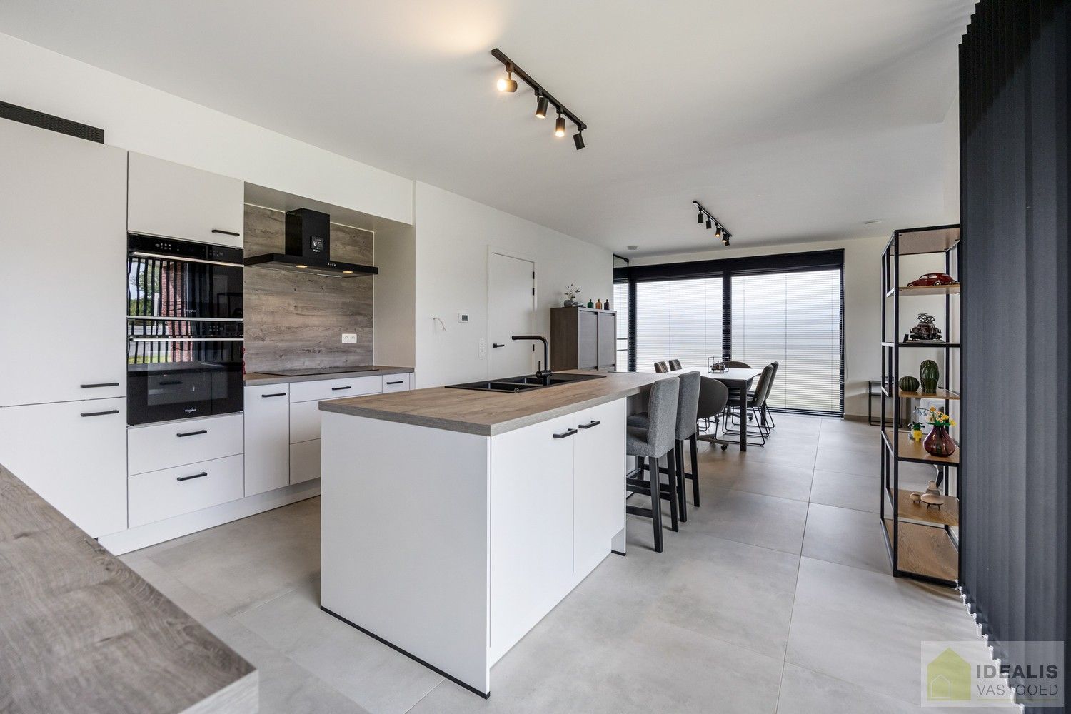PRACHTIGE NIEUWBOUWWONING (ONDER REGISTRATIERECHTEN) MET EEN HEERLIJK LICHTRIJKE WOONKAMER MET OPEN KEUKEN, RUIME BERGING, BUREEL, 3 SLAAPKAMERS, RUIME DRESSING EN RUIME BADKAMER VOORZIEN VAN ALLE COMFORT! EEN HEERLIJK RUIM HUIS MET EEN NAAR WENS AAN TE LEGGEN TUIN, OP EEN GEGEERDE LOCATIE NABIJ HET CENTRUM VAN PEER! foto 19