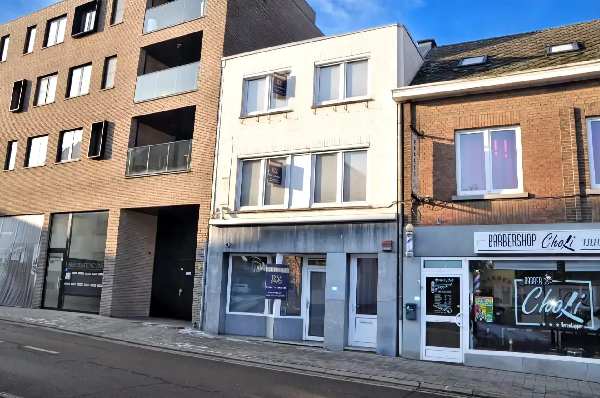 UNIEK HANDELSPAND VAN 110M² MET DUPLEXAPPARTEMENT MET 3 SLPK IN LANAKEN CENTRUM foto {{pictureIndex}}