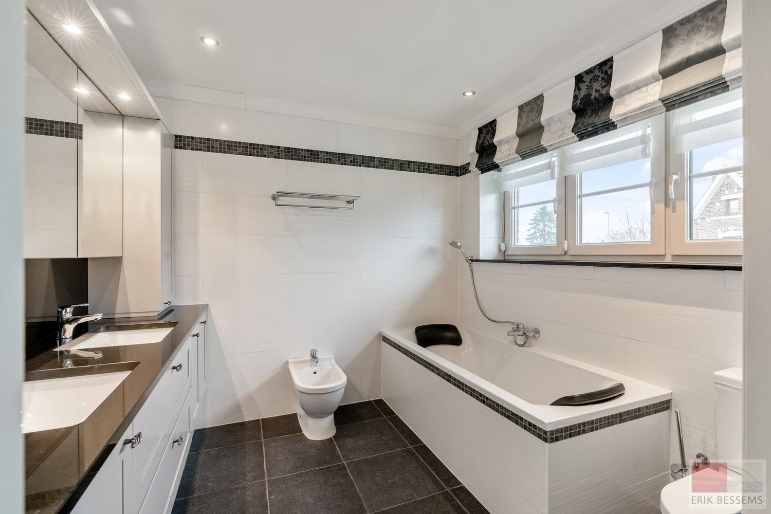 Deze ruime landelijk gelegen woning, met een woonoppervlakte van circa 287 m² en gelegen op een perceel van 3969 m², is voorzien van alle moderne comfort. foto 5