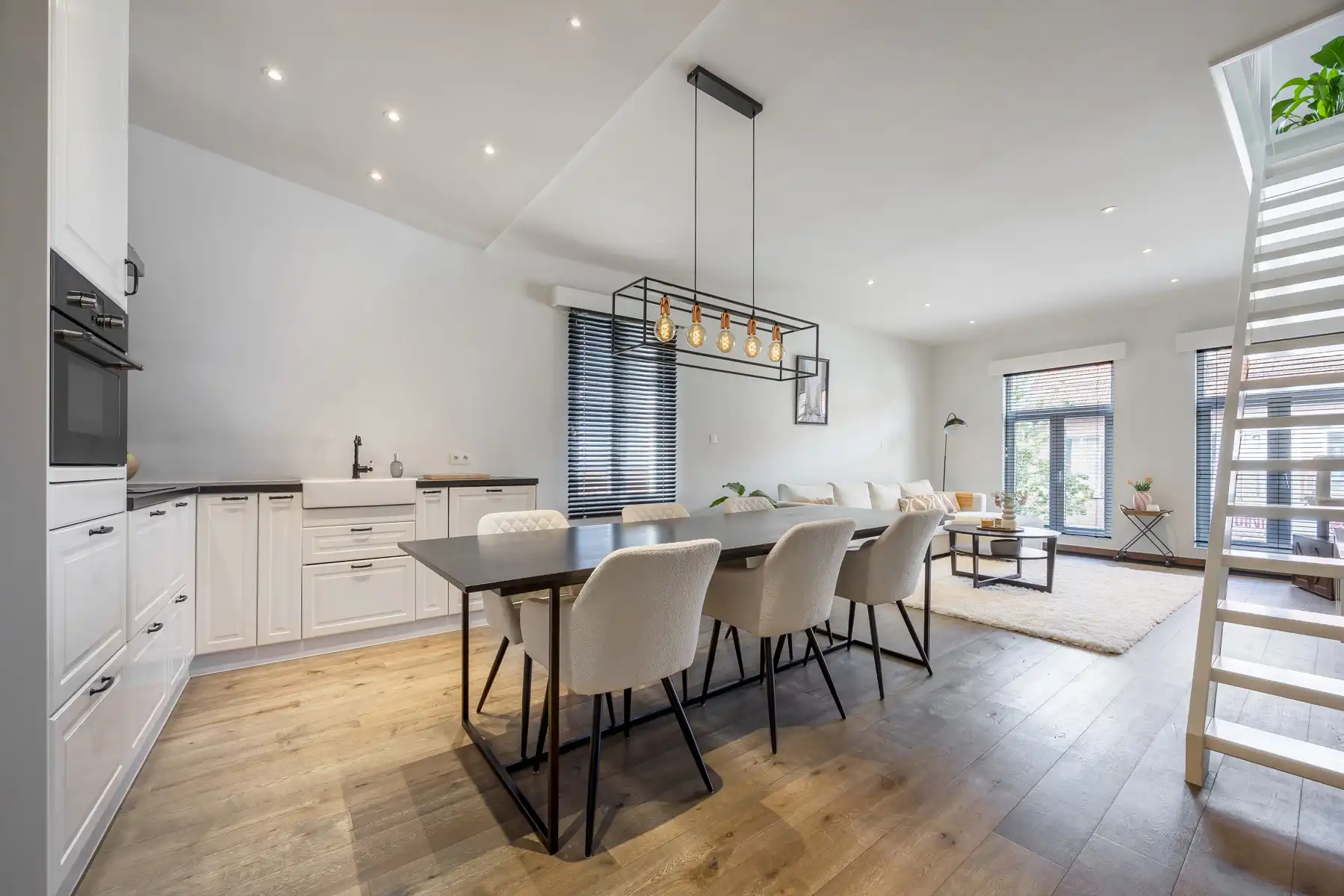 Unieke woning met terras, garage en ruim magazijn  foto 7