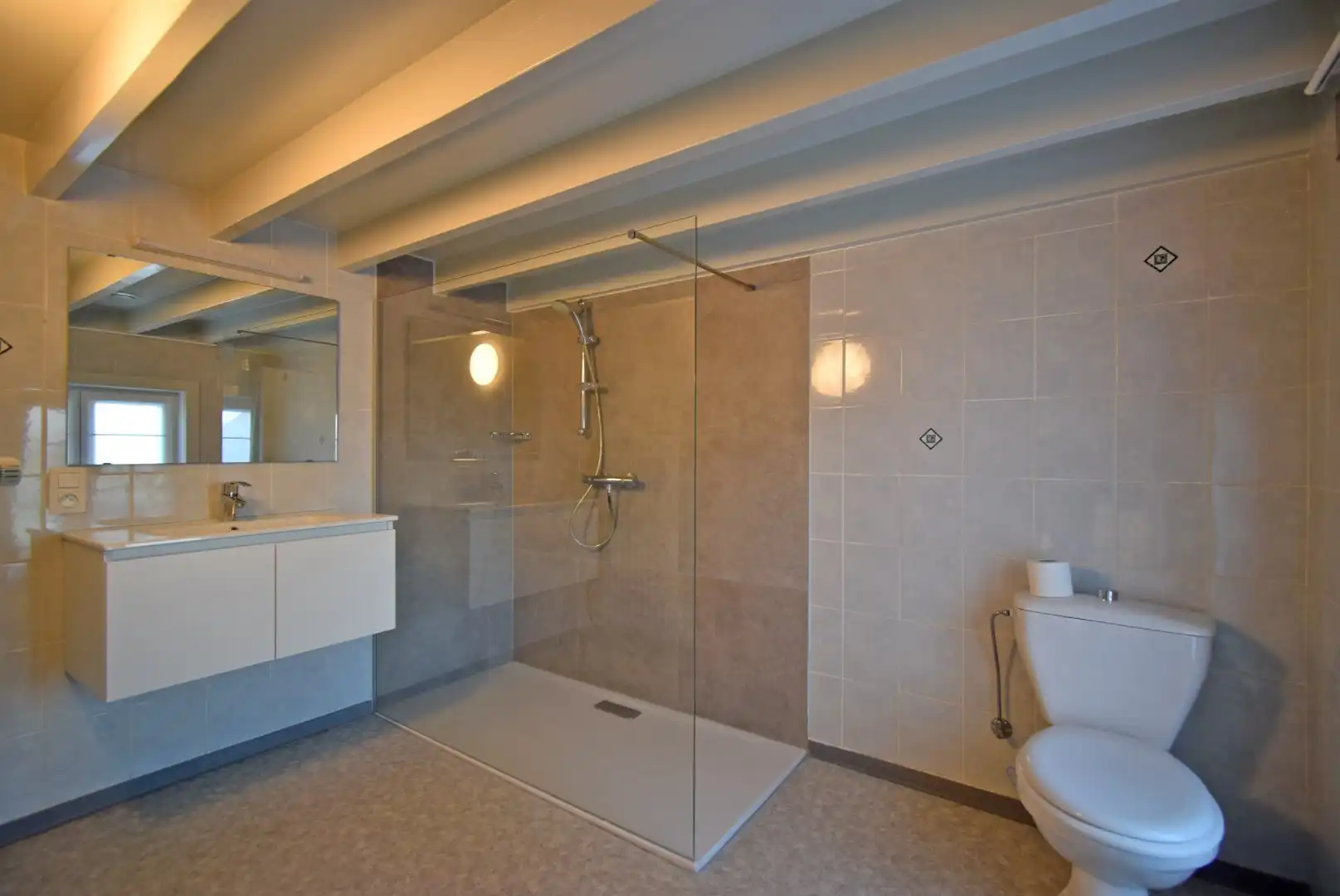 COMFORTABELE WONING MET GARAGE EN GROTE TUIN foto 8