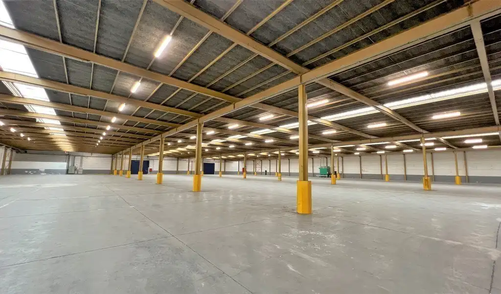 Magazijn met laadkade te huur vlakbij afrit E17 te Sint-Niklaas foto 5
