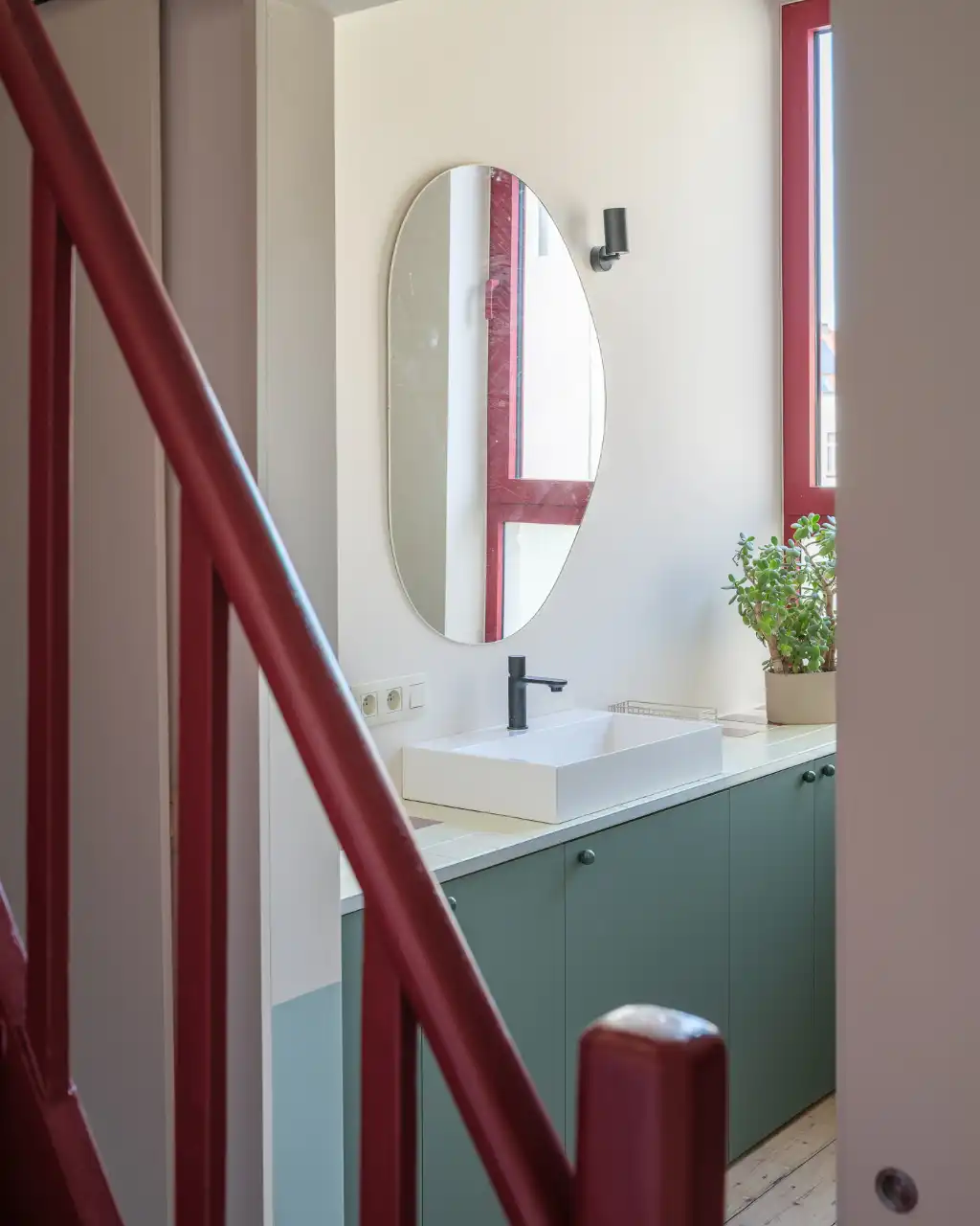 Architecturaal gerenoveerde, compacte woning met stadskoer naar de hand van ‘Hanne & Sam Architecten’ met 2 volwaardige slaapkamers op een boogscheut van Gent. foto 11