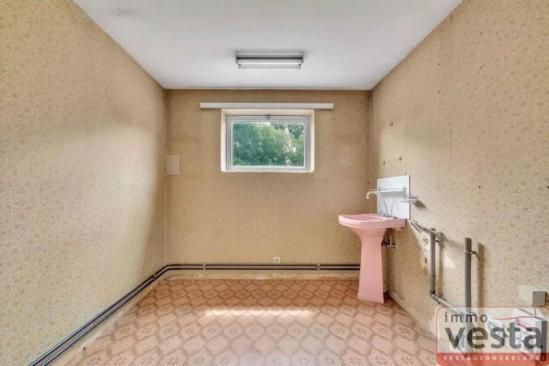 Ruime, op te knappen villa met handelsruimte foto 23