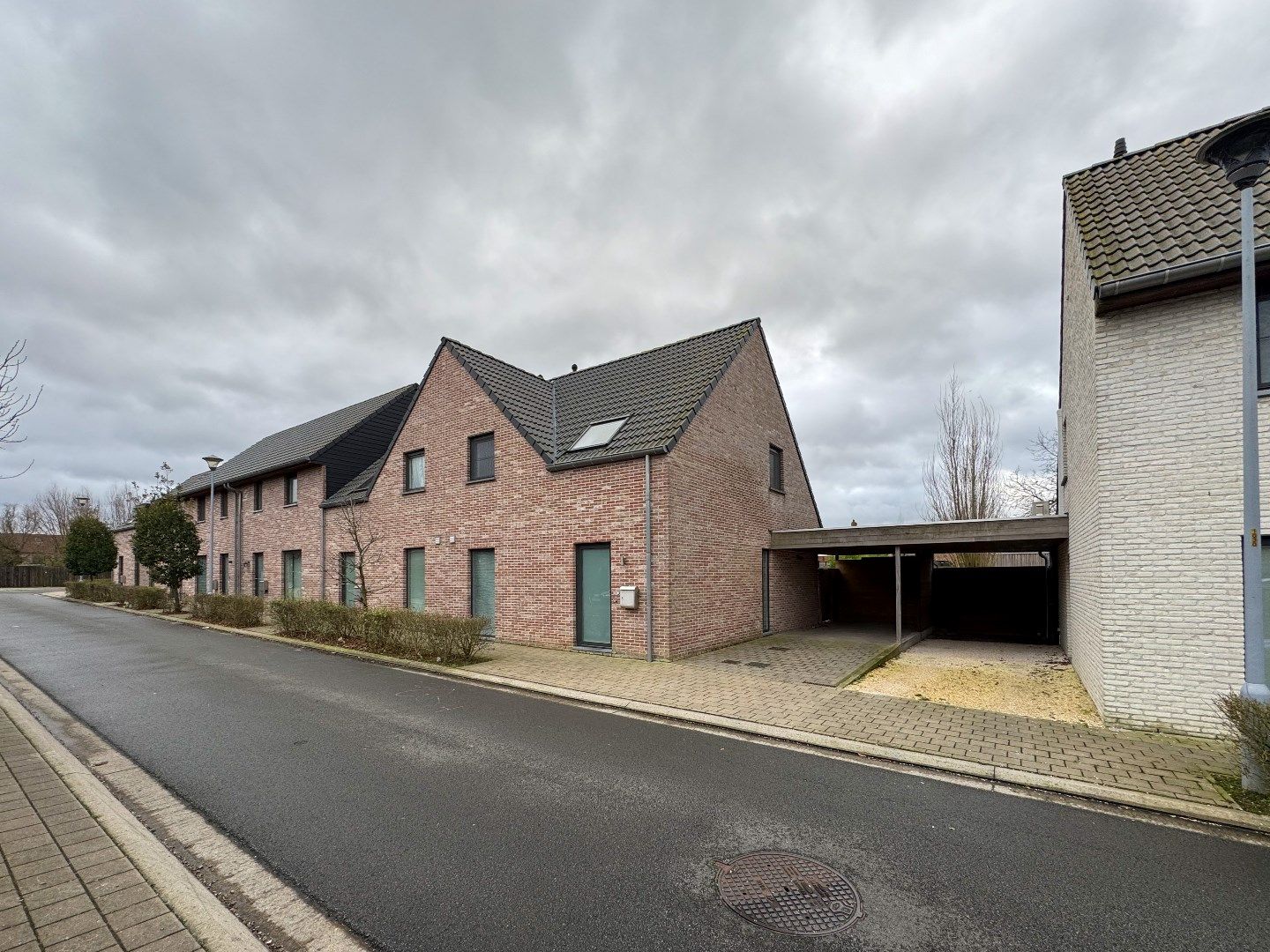 Halfopen woning met 3 slaapkamers, carport en tuin. foto 20