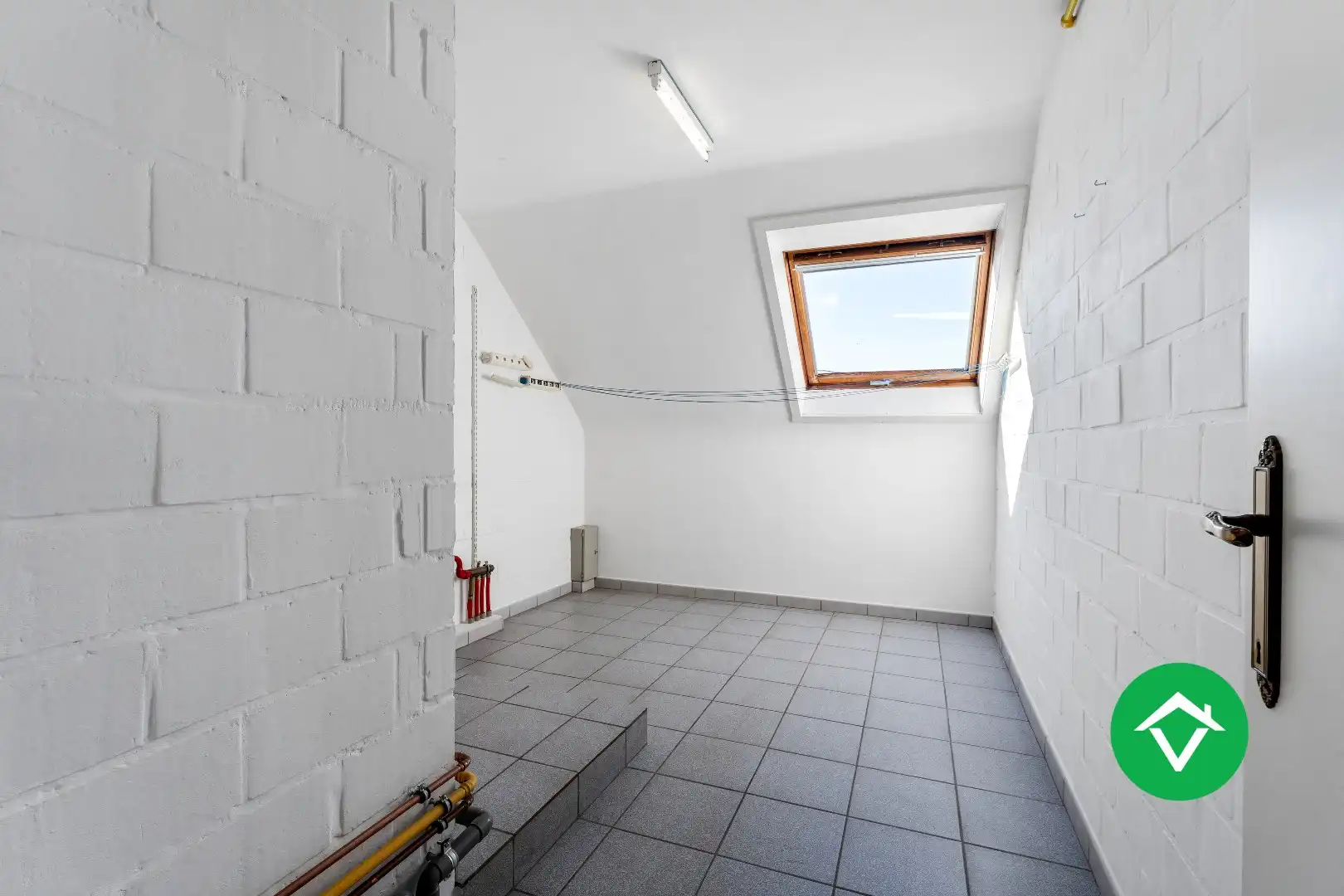 Stevige woning op gunstige ligging met 7 slaapkamers, dubbele garage en tuin te Roeselare foto 27