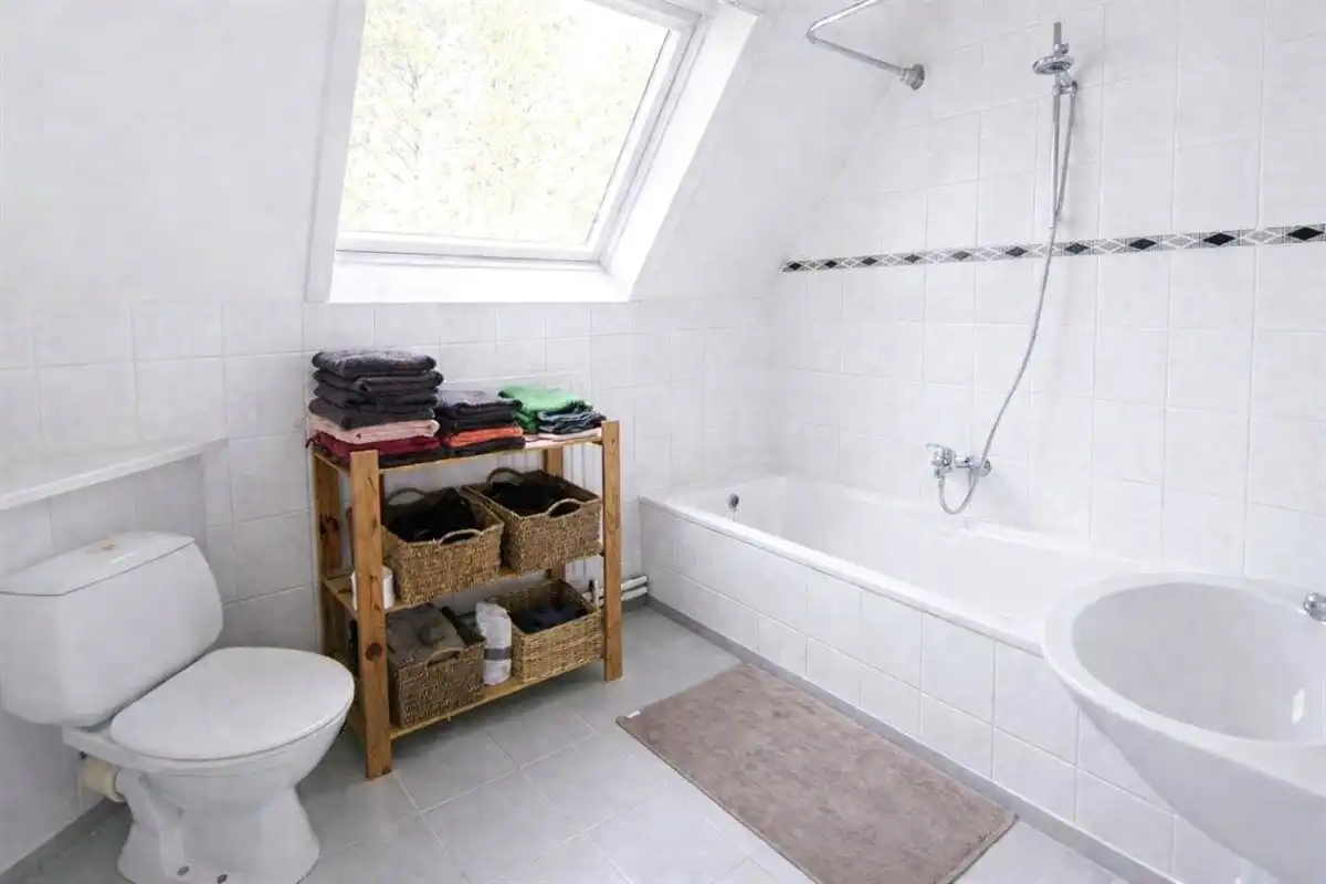 Ruime vrijstaande woning met dubbele toegang, garages en tal van mogelijkheden op strategische ligging in Maldegem. foto 11