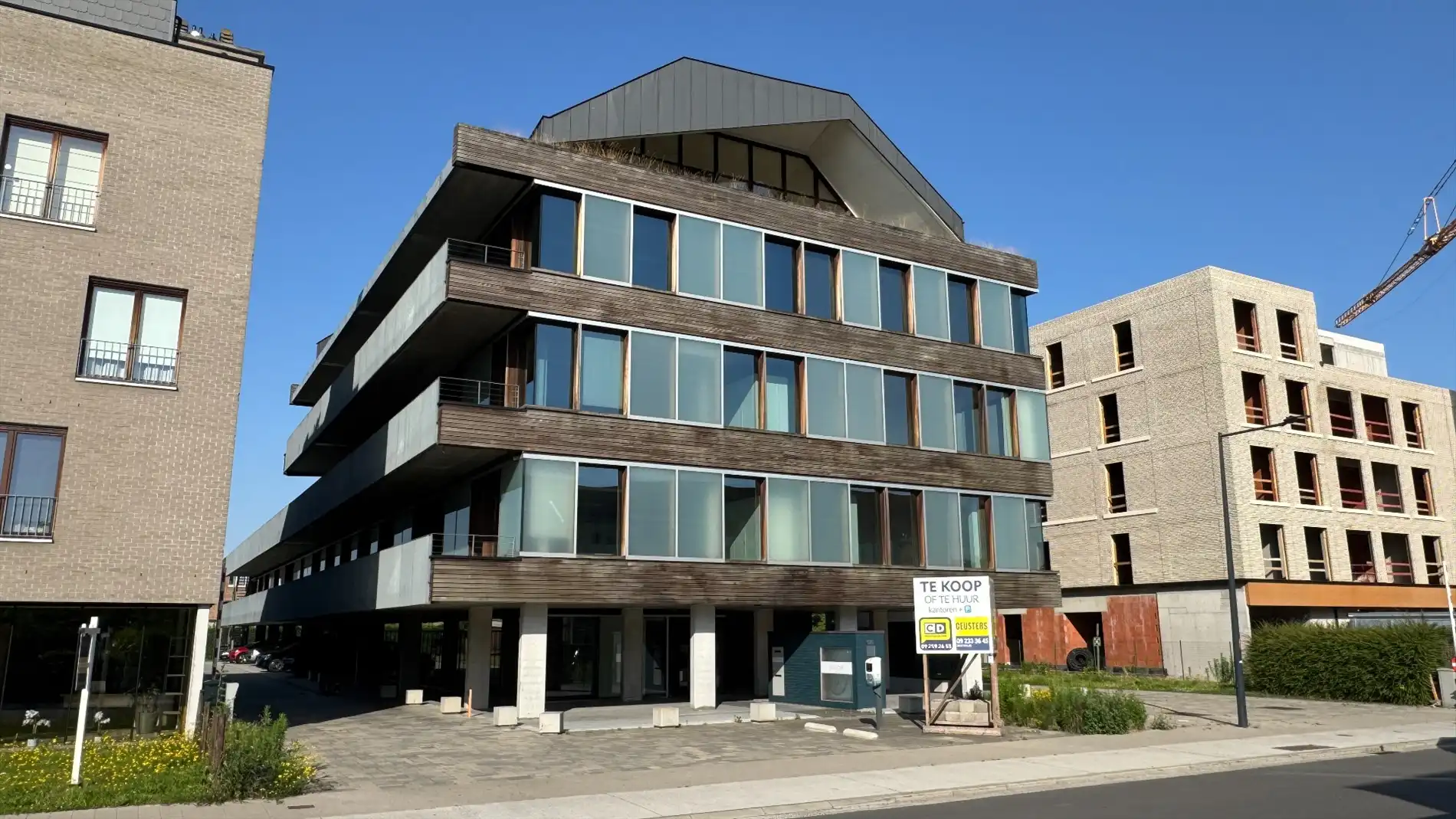 Modern kantoorgebouw te huur nabij oprit R4 in Gent foto {{pictureIndex}}