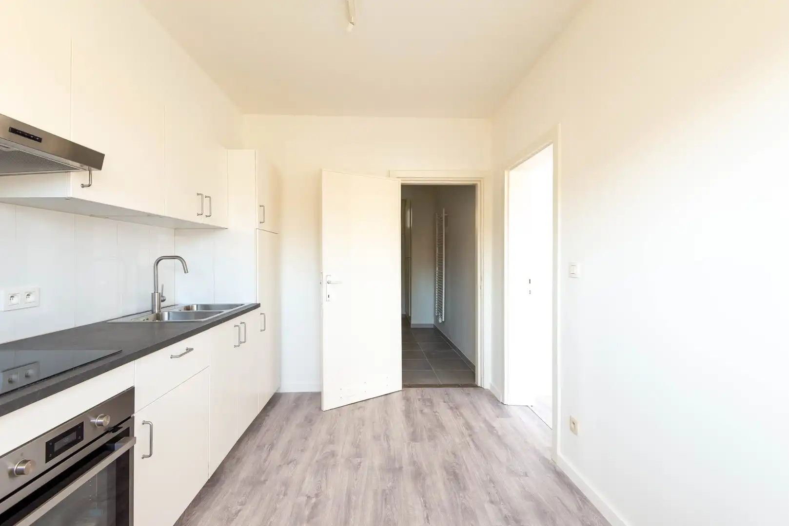 Instapklaar en ruim appartement in het hart van Ekeren! foto 7