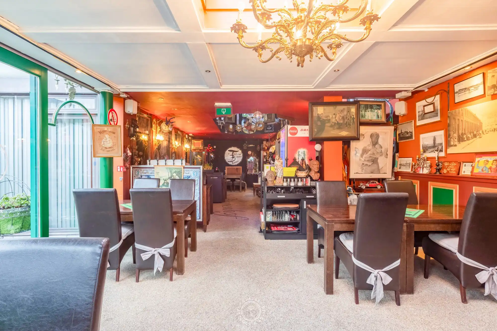 Handelspand met zeer ruim terras in 't Binnenhof foto {{pictureIndex}}