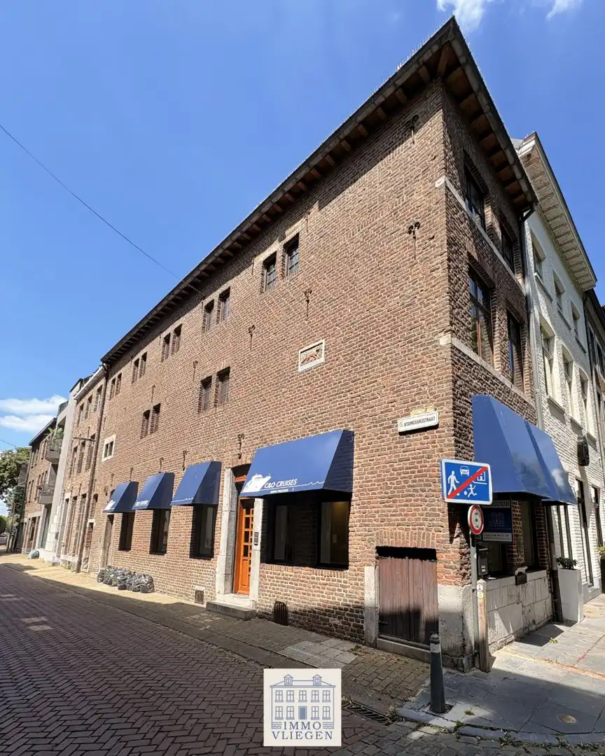 Karaktervol gelijkvloers handelspand aan de markt van Maaseik foto 3