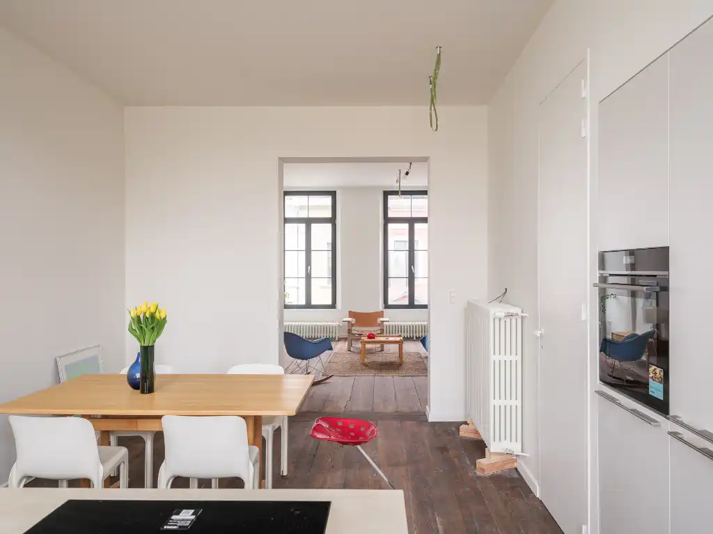 Gerenoveerd tweeslaapkamerappartement met zonnig terras in een voormalige herenwoning, nabij het historisch centrum van Gent. foto 4