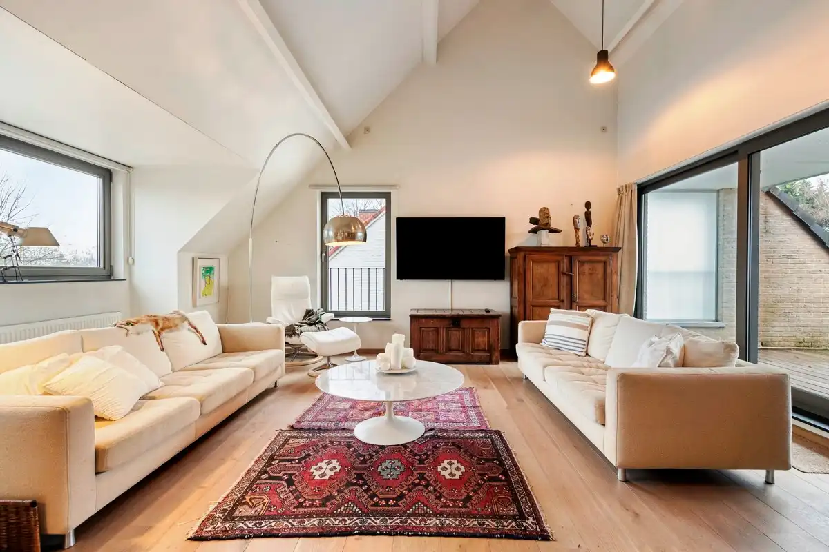 Groot zonnig duplex dakappartement met drie terrassen, twee slaapkamers, twee badkamers en parking. foto 3