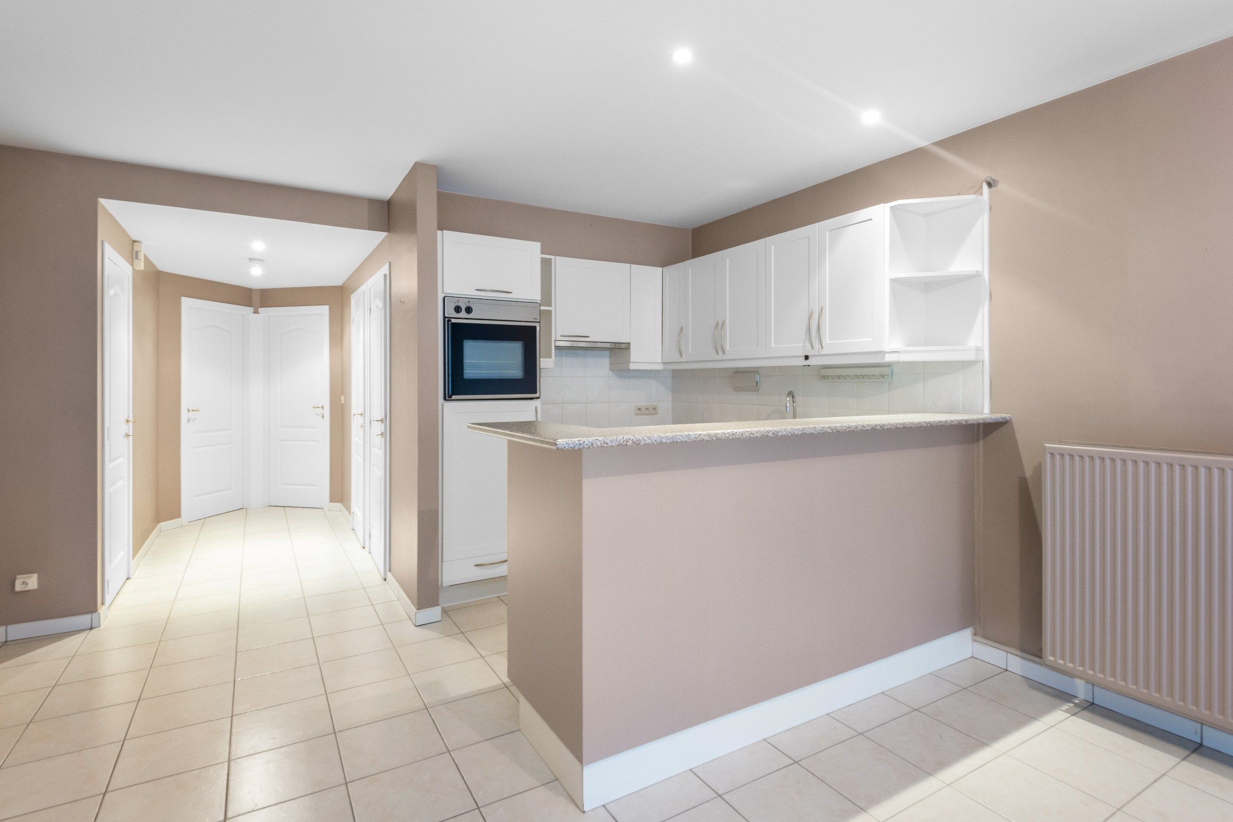 Zeer centraal gelegen, ongemeubeld appartement in de Dumortierlaan op enkele stappen van de Lippenslaan en de Zeedijk. foto 7