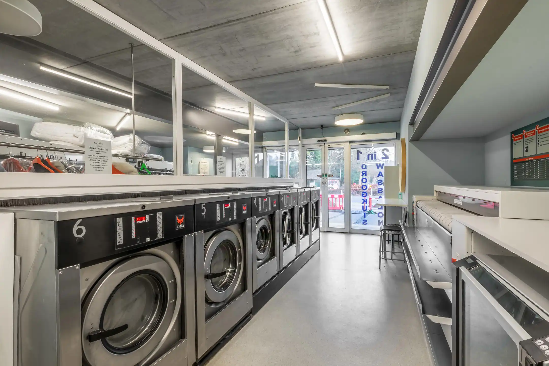 Modern gebouw met handelsgelijksvloers + duplex 1slpk app. foto 3