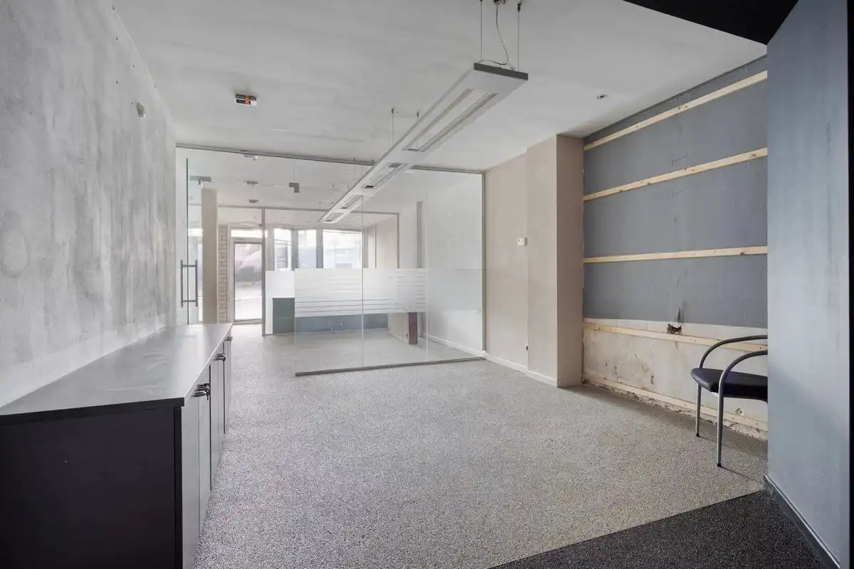 UNIEK HANDELSPAND VAN 110M² MET DUPLEXAPPARTEMENT VAN 146 M² MET 3 SLPK IN LANAKEN CENTRUM foto 2