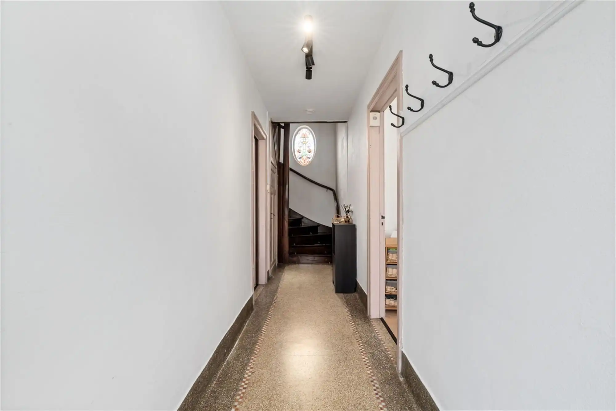 KARAKTERVOLLE WONING met 4 slaapkamers, garage & tuin op een perceel van ca. 811m² foto 3