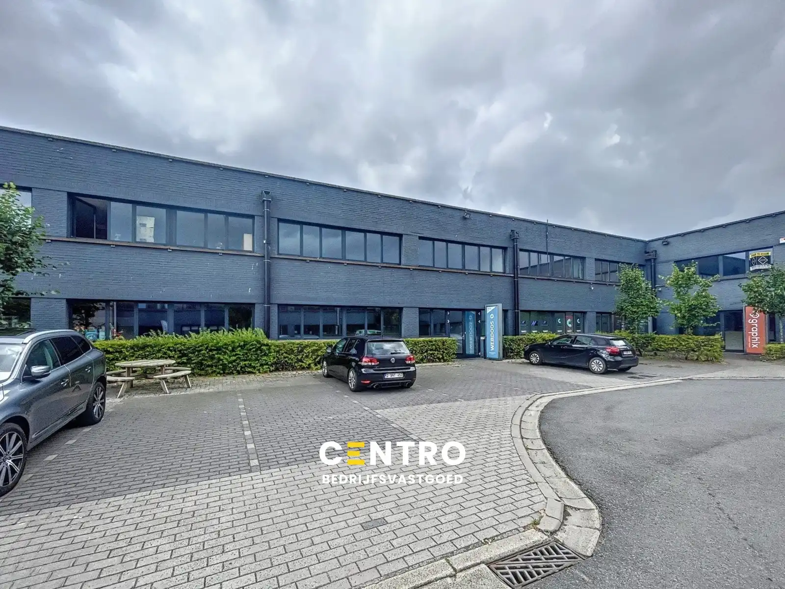 Instapklare en energiezuinige KANTOORRUIMTE (2 x 90m²) TE KOOP met 3 private parkeerplaatsen voor de deur. foto 10