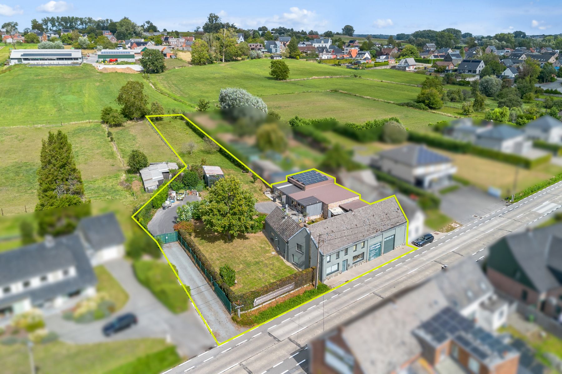Hoofdfoto van de publicatie: Ruime woning met atelier en garage op perceel van 32 are 