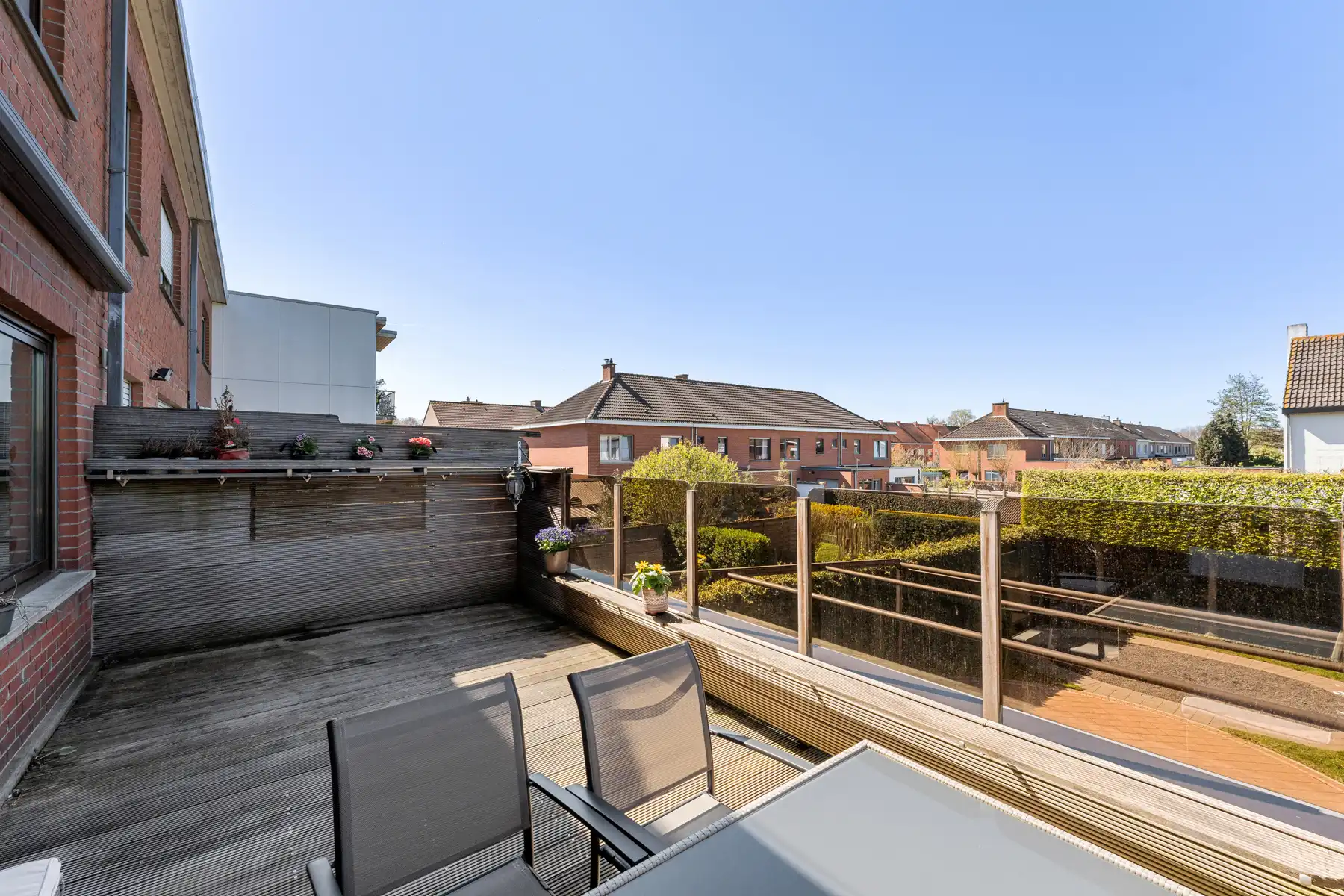 Instapklare woning met garage en tuin foto 21