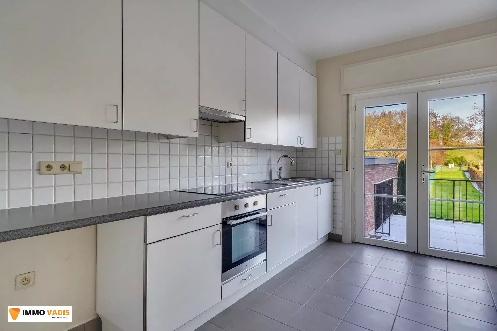 Karaktervolle herenwoning met vier slaapkamers, inpandige garage en tuin foto 8