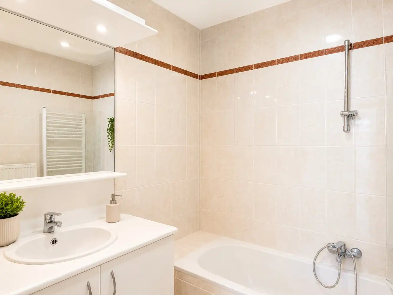 Instapklaar en energiezuinig éénslaapkamer doorzons appartement in het centrum van Eke foto 7