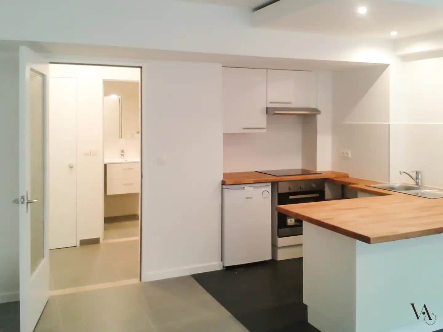 Ruime en volledig uitgeruste studio in het hart van Leuven foto {{pictureIndex}}