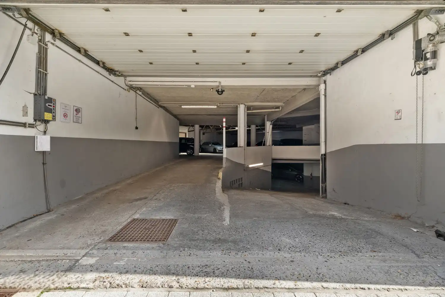 Ruime autostaanplaats op een toplocatie foto 2