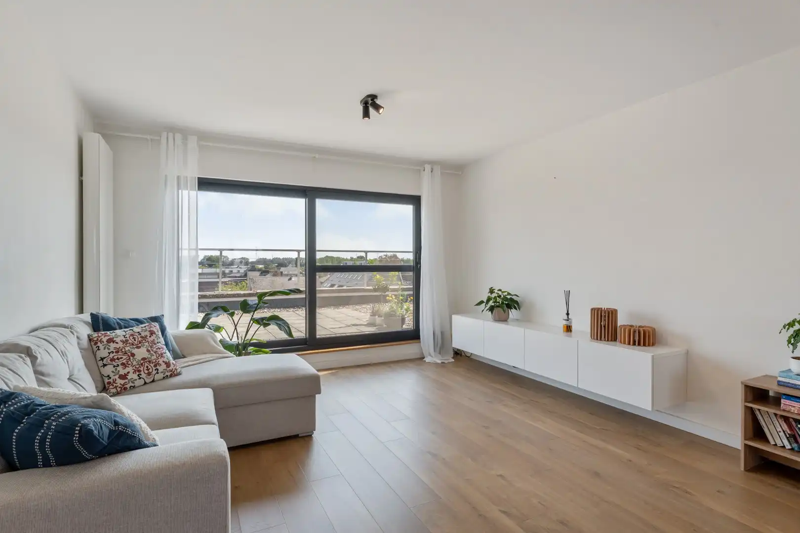 Instapklaar dakappartement met 2 terrassen in centrum Bree foto 10