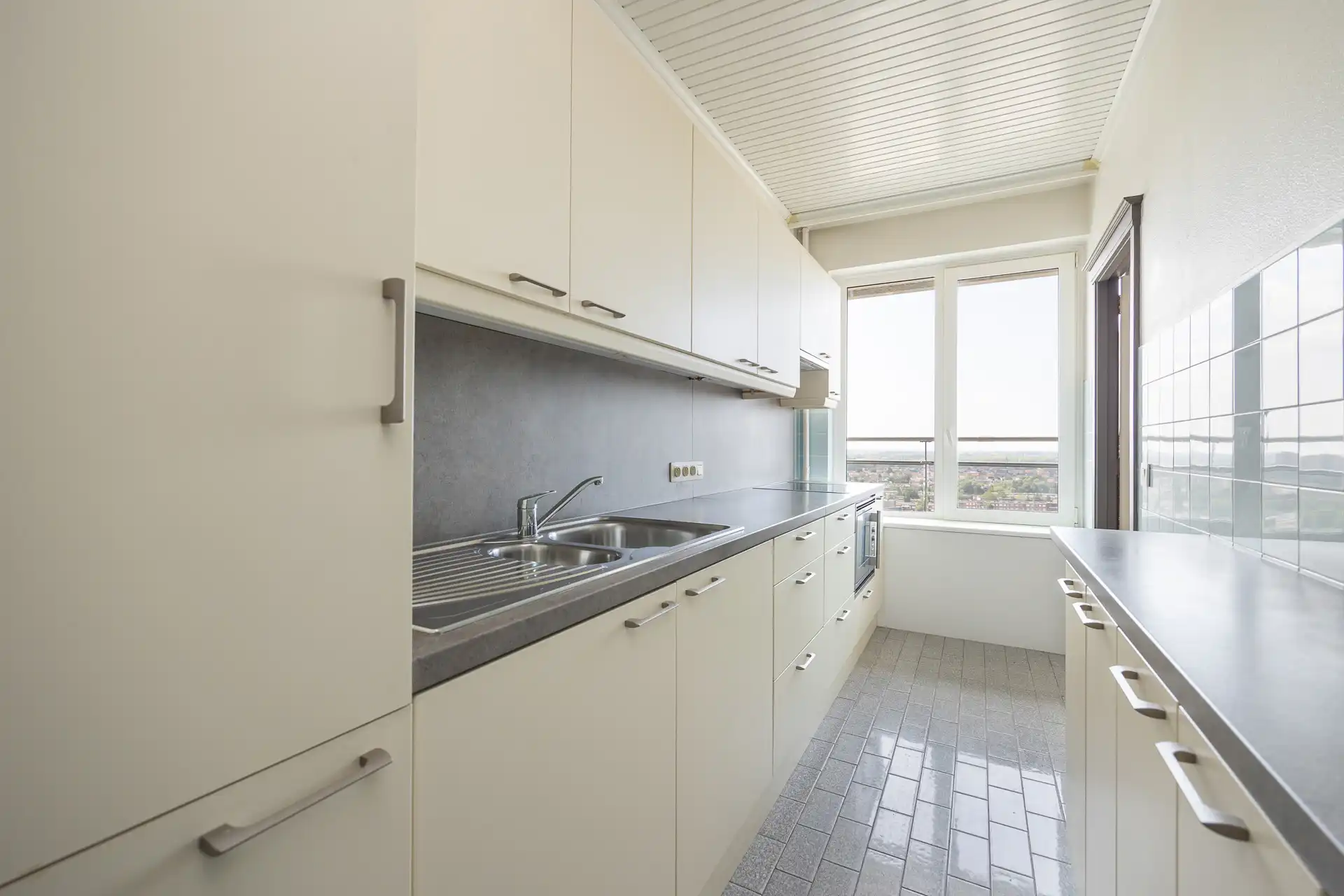 Ruim en lichtrijk appartement met panoramisch uitzicht! foto 3