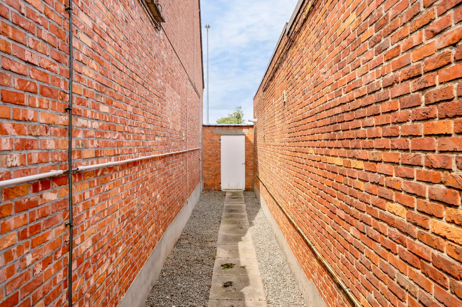 TE RENOVEREN WONING OP GOEDE LOCATIE + MAGAZIJN foto 22