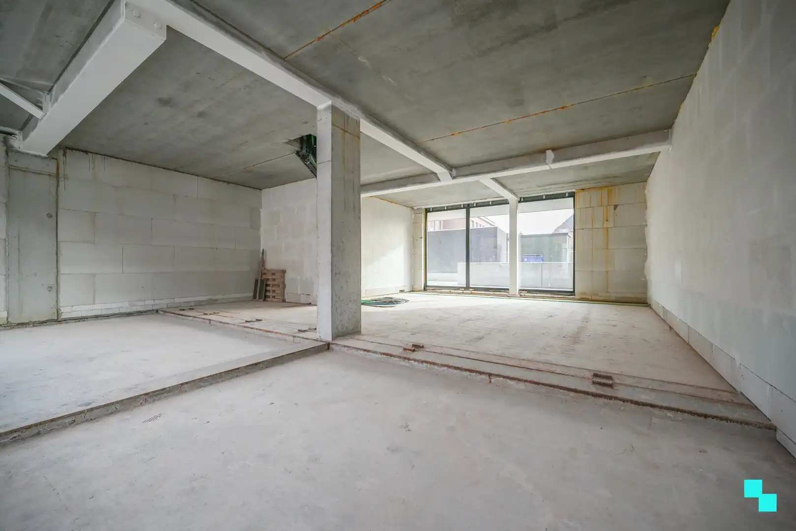 Centraal gelegen handelsruimte met ruime parkeermogelijkheid! foto 3