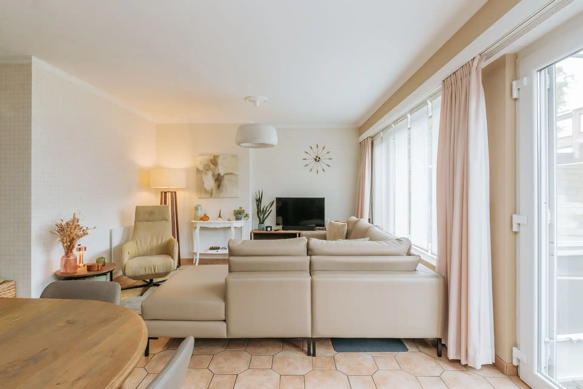 Gezinswoning met vier slaapkamers + tuin en garage foto 4