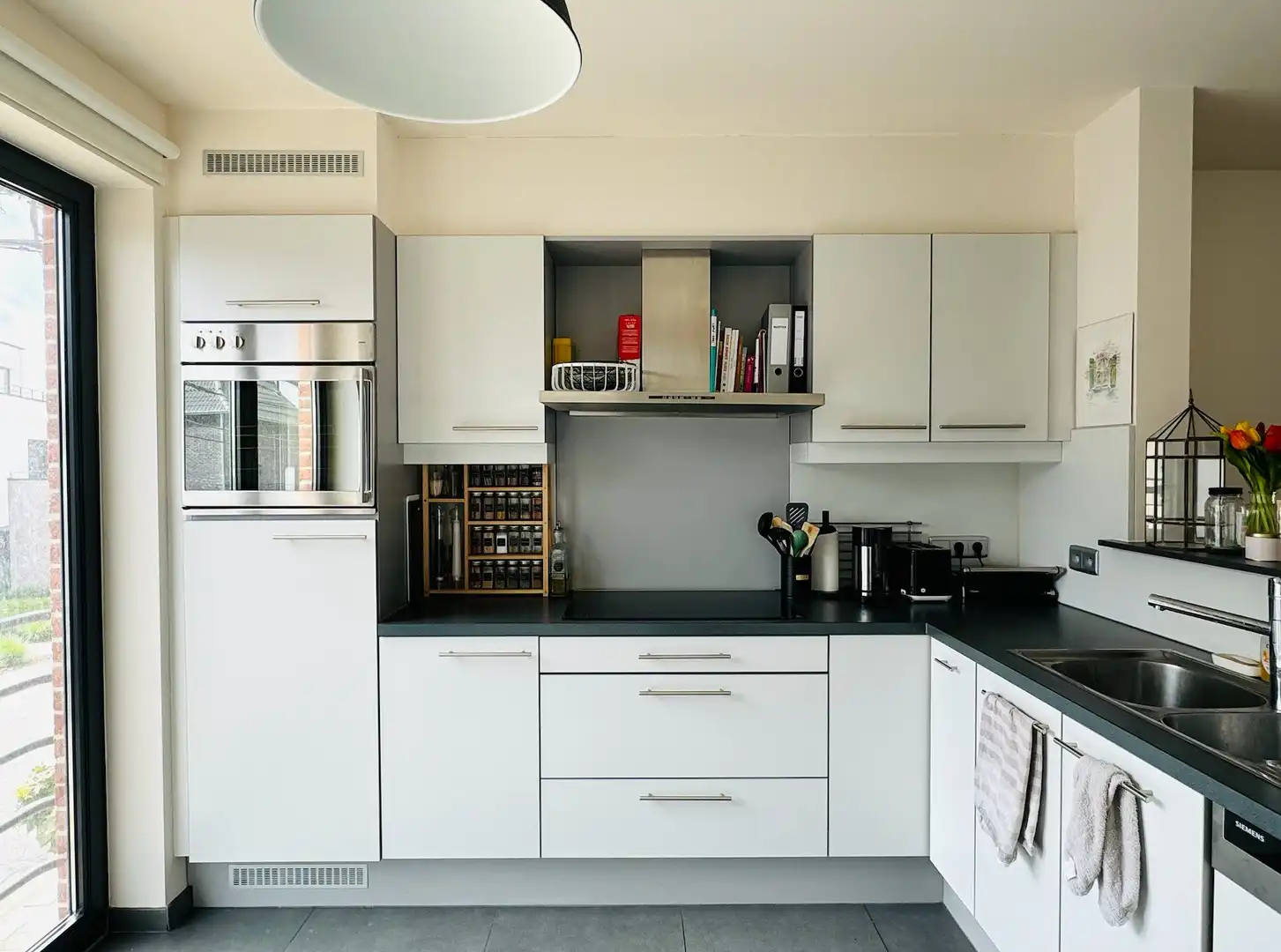 Ruim duplex appartement met terras en plaats voor 2 wagens. foto 8