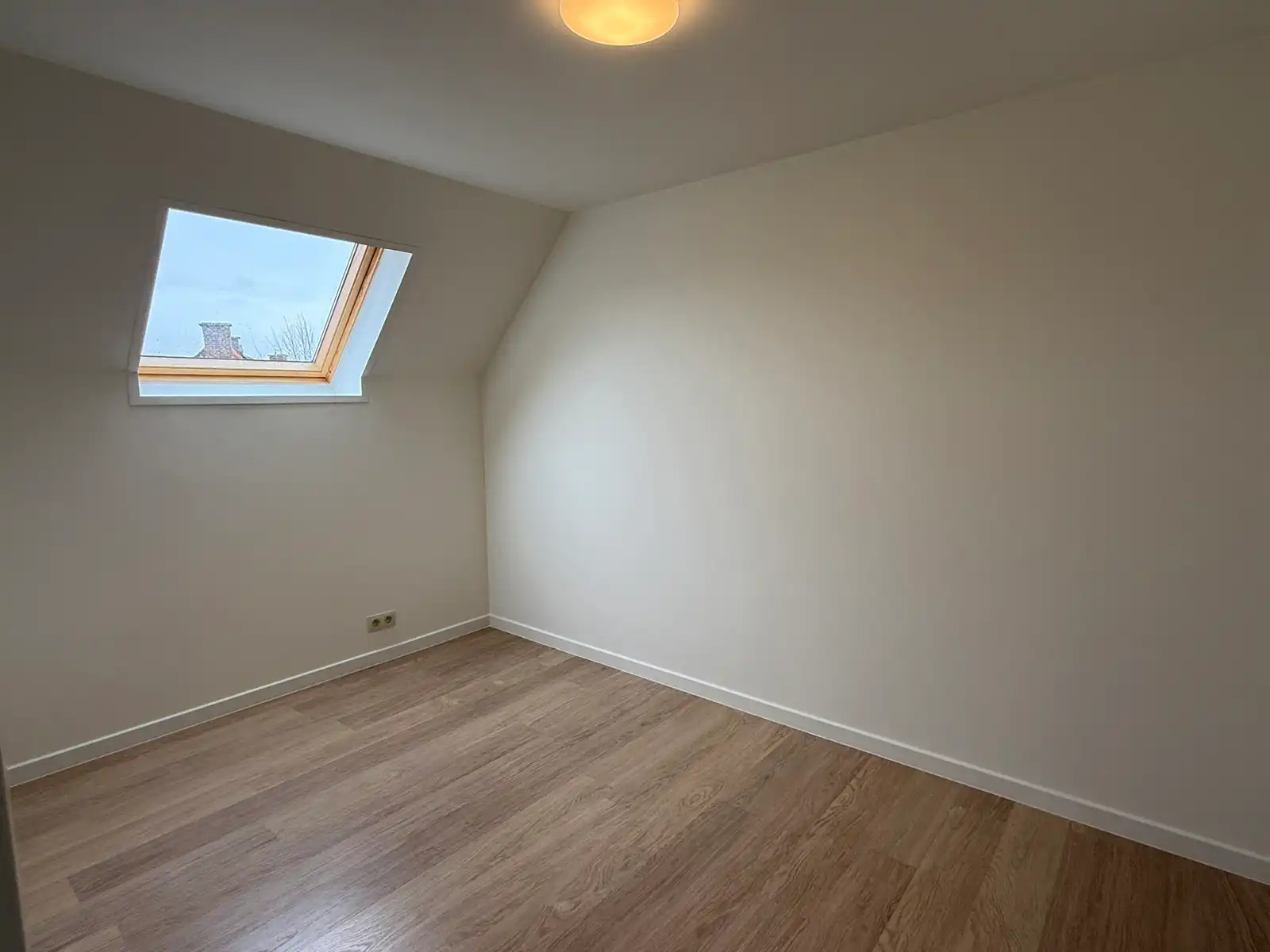 Volledig gerenoveerd, instapklaar duplex appartement met terras in het centrum van Tielt.  foto 13