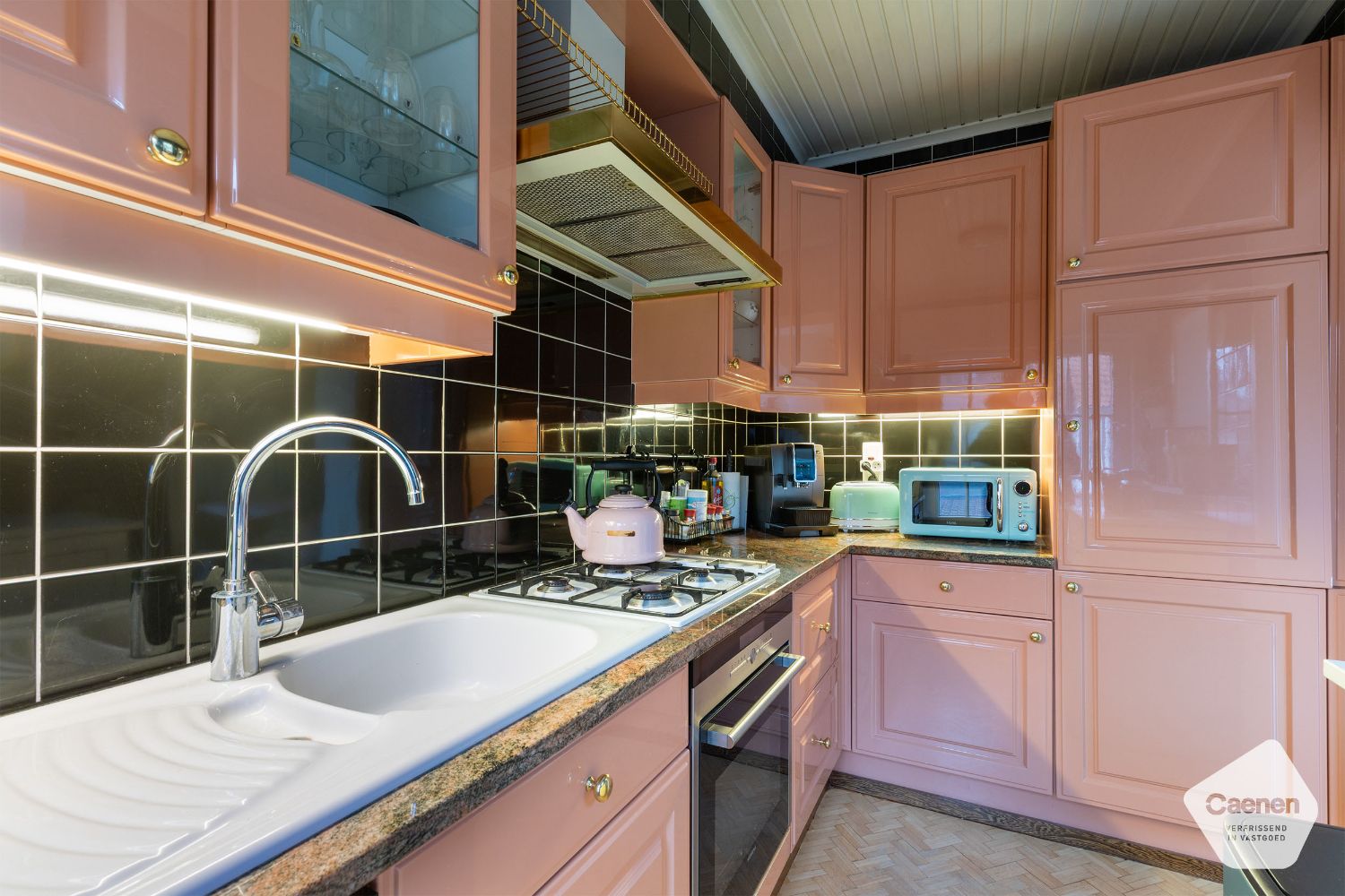 Lichtrijke en instapklare woning in het centrum van Brugge met PRAKTISCHE GARAGE & STADSTUIN en 2 SLAAPKAMERS foto 3