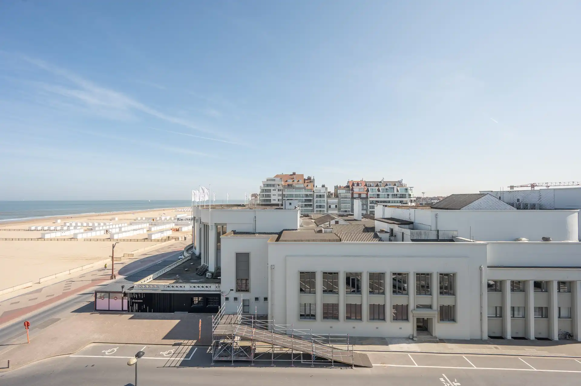 Perfect ingerichte studio met zijdelings zeezicht foto 8