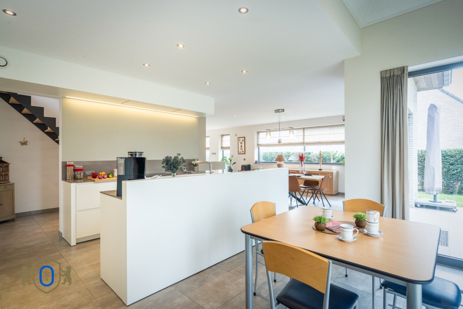 Hedendaagse villa met garage & tuin foto 10