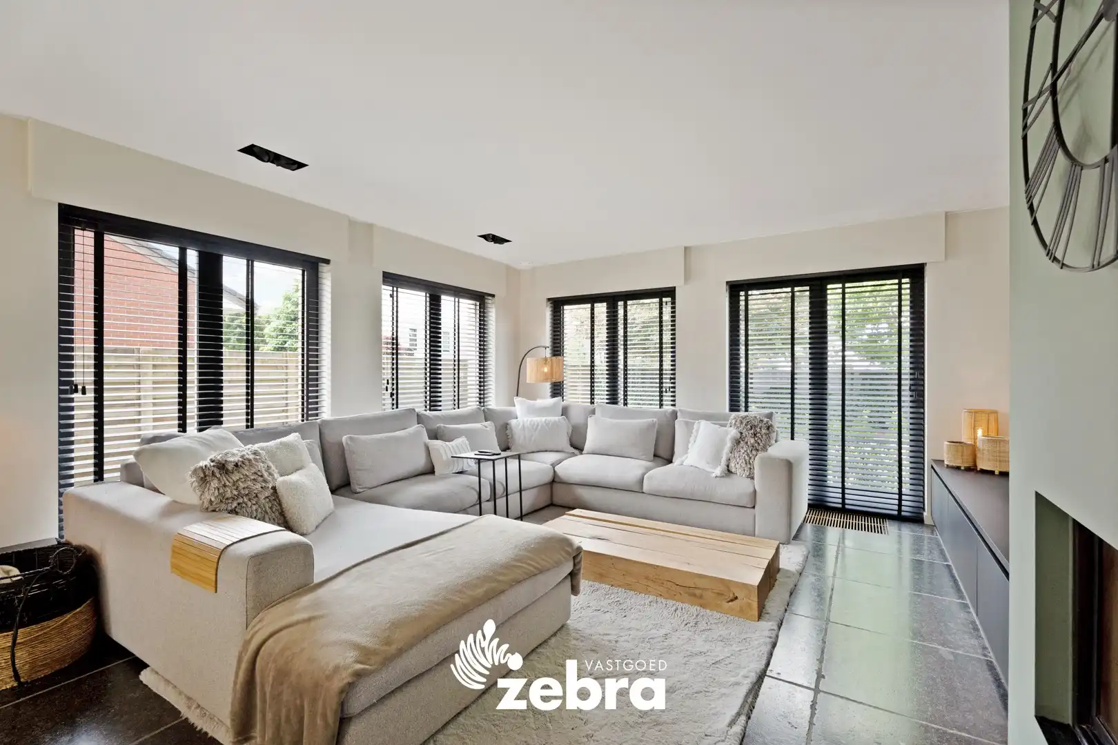 Ruime loods van ± 600 m² met instapklare woning te Oostrozebeke! foto 9