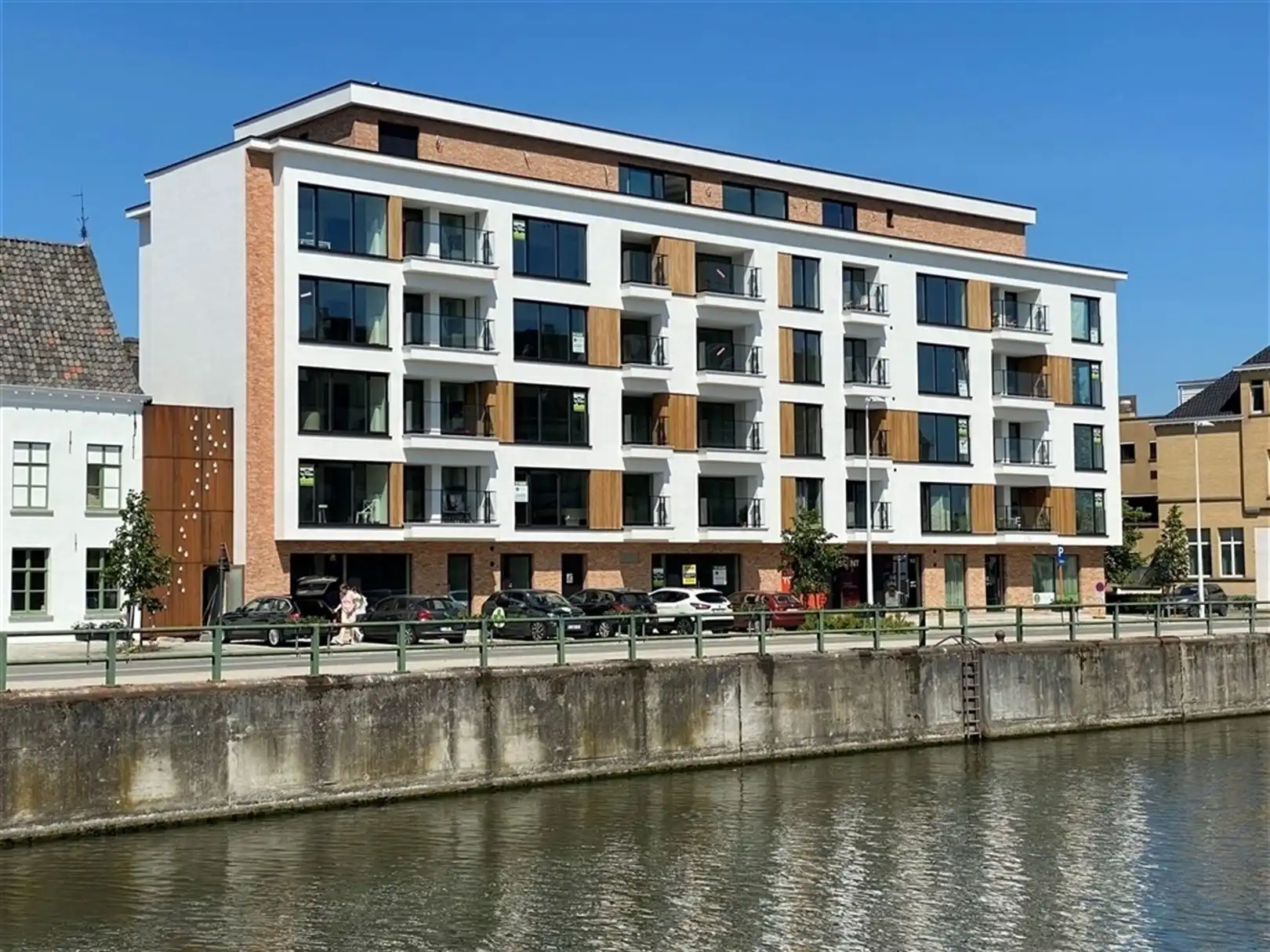 Gerenoveerd kantoor/handelspand in centrum Oudenaarde foto {{pictureIndex}}