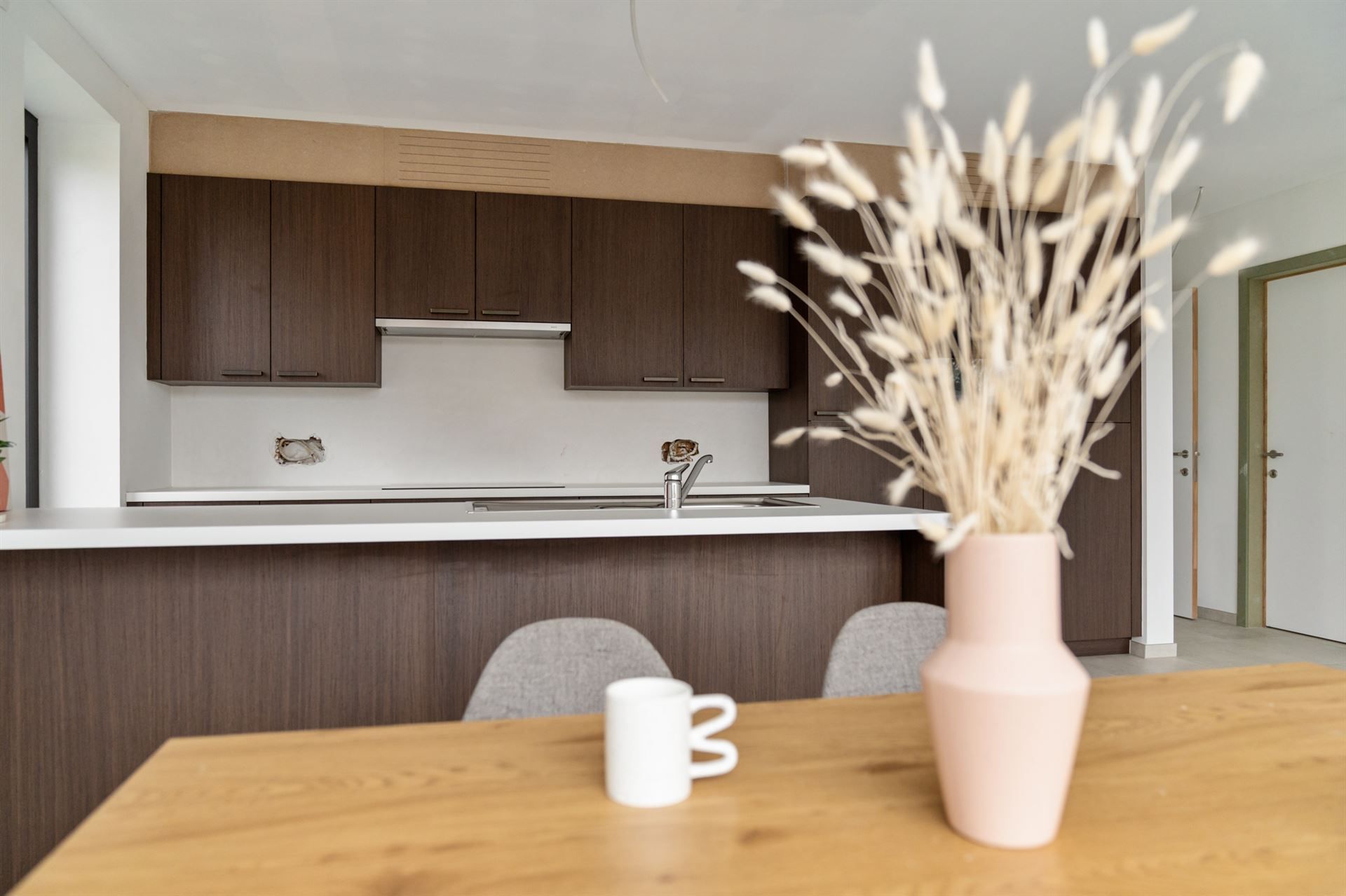 Gelijkvloerse woning met carport en tuin. foto {{pictureIndex}}