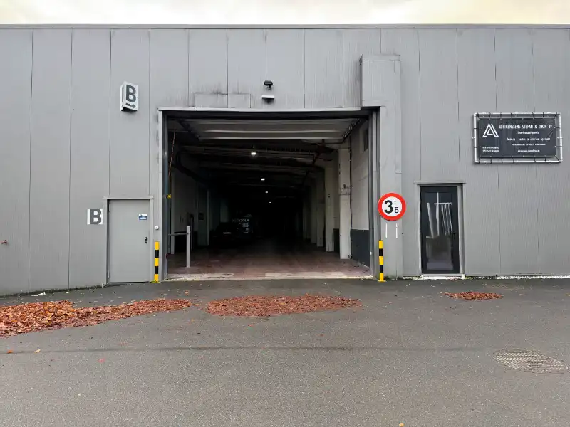 Verhuurd magazijn te koop foto {{pictureIndex}}