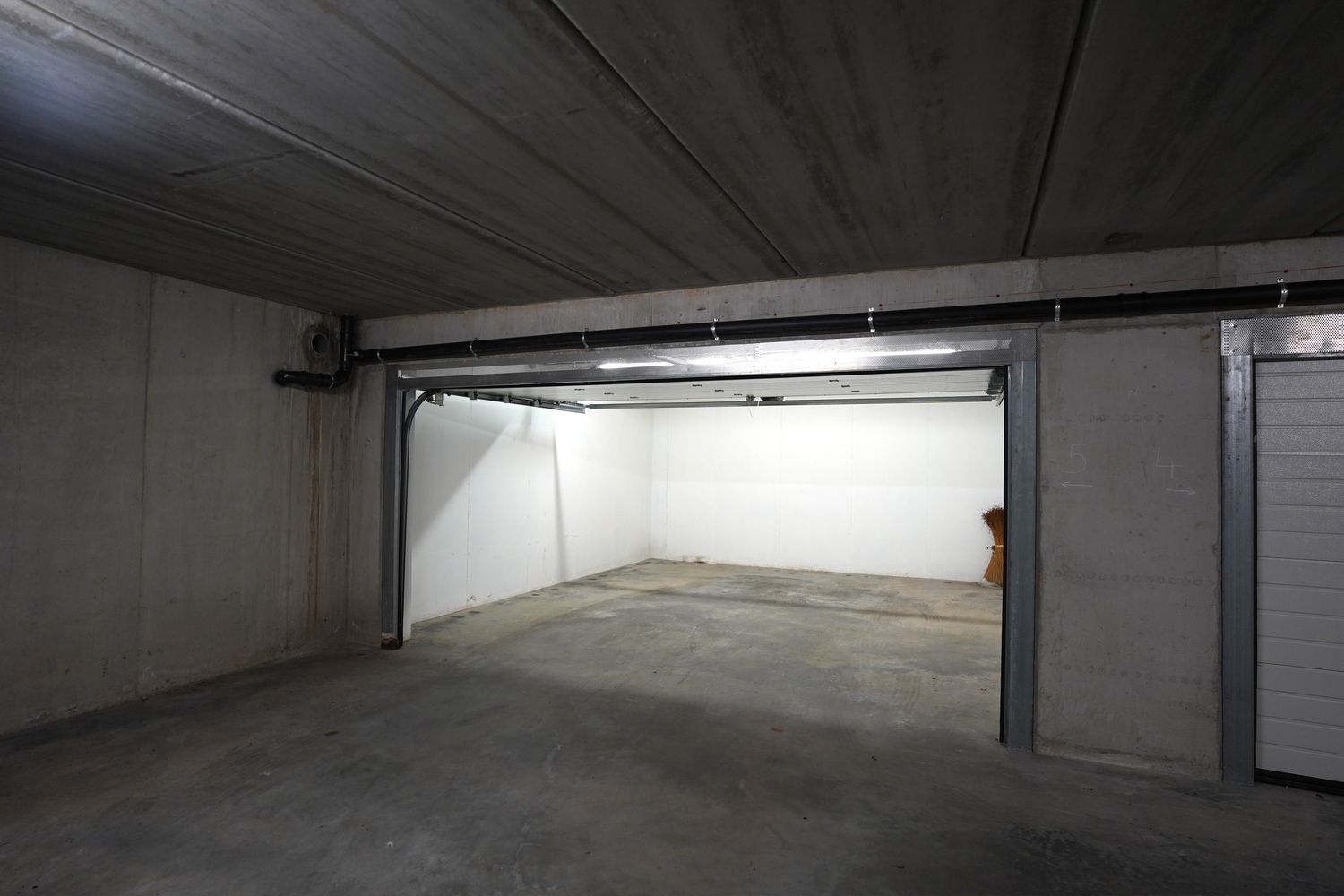 Dubbele garage te koop nabij het centrum van Kortrijk foto 1