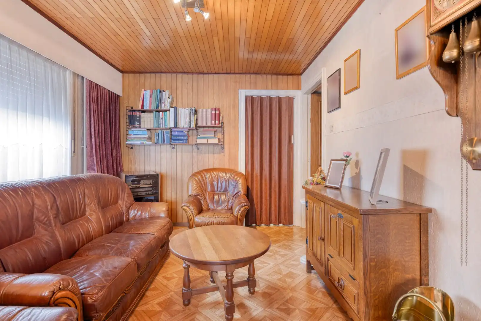 Rustig gelegen te renoveren woning op een mooi perceel van 13 are. foto 6