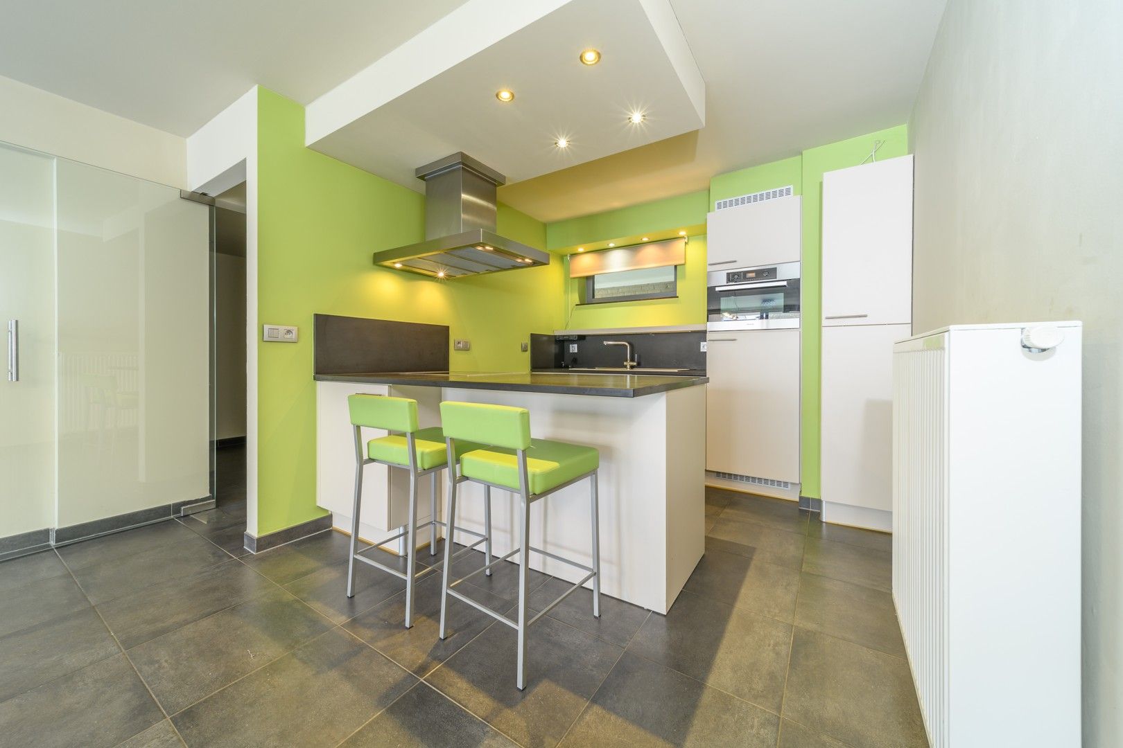 Centraal gelegen, recent 2 slaapkamer-appartement. foto 7